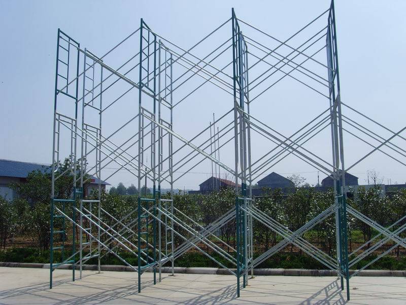 門式與梯式腳手架 建筑工程的堅(jiān)實(shí)支柱